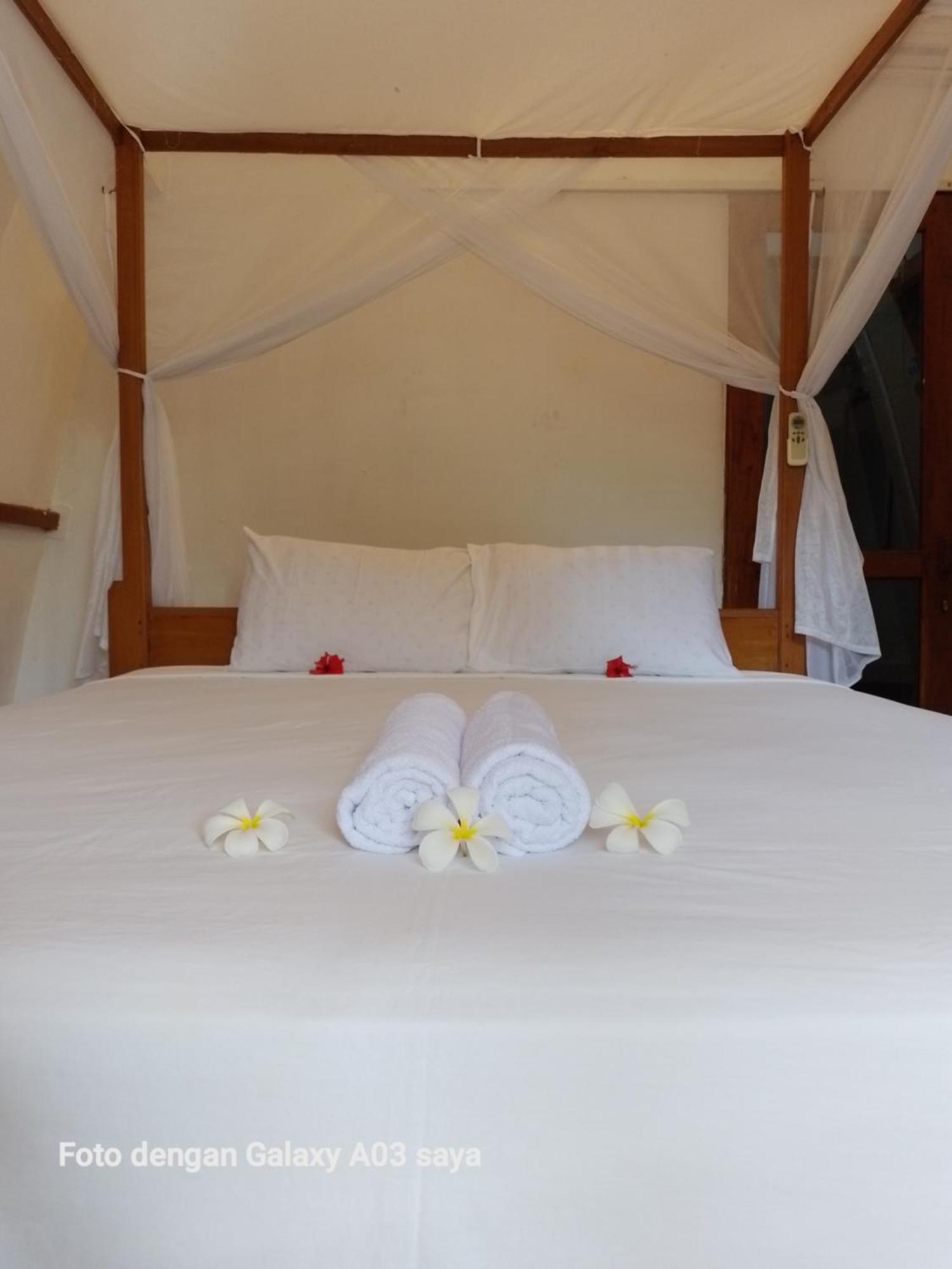 We'Be Cottages Gili Meno Room photo